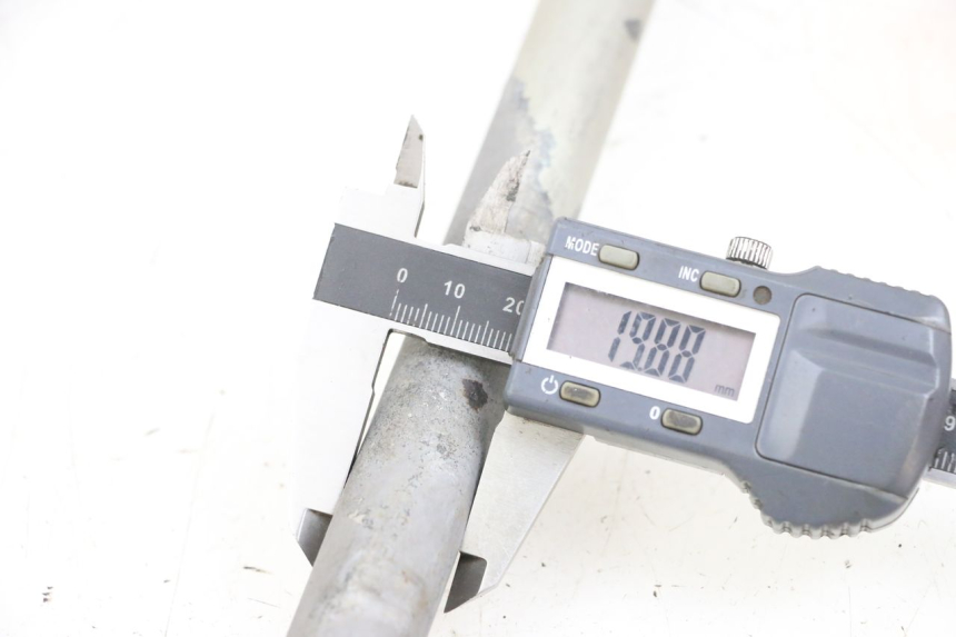 photo de SCHWINGENACHSE SUZUKI DL V STROM 1000 (2002 - 2007) - Detailansicht des Bauteils