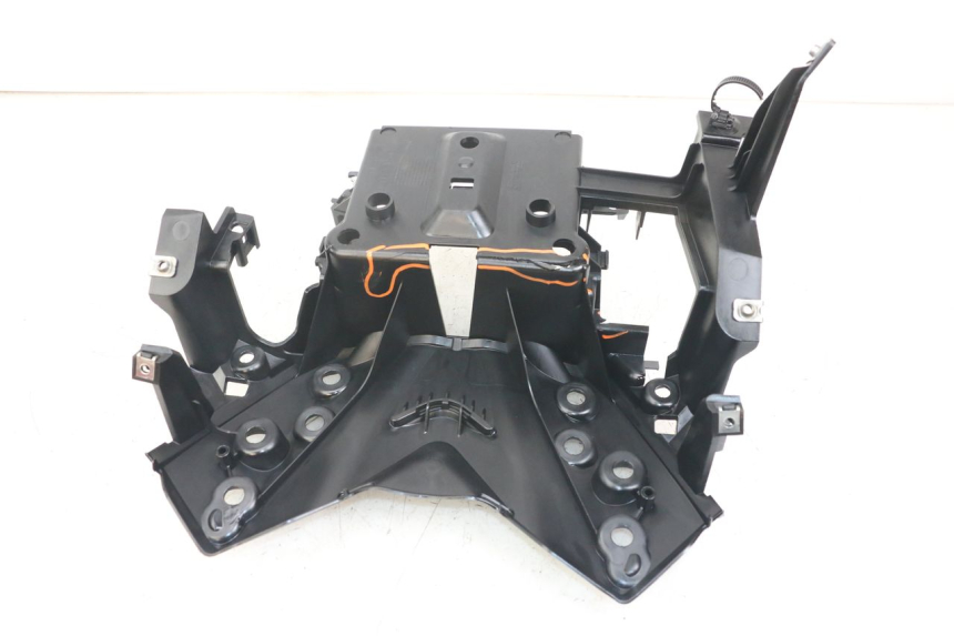 photo de BATTERIEFACH YAMAHA XMAX X-MAX ABS 125 (2017 - 2020) - Details der Befestigungspunkte