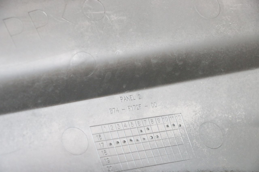 photo de RECHTER HINTERER SEITENSCHWELLER YAMAHA XMAX X-MAX ABS 125 (2017 - 2020) - Detailansicht des Bauteils