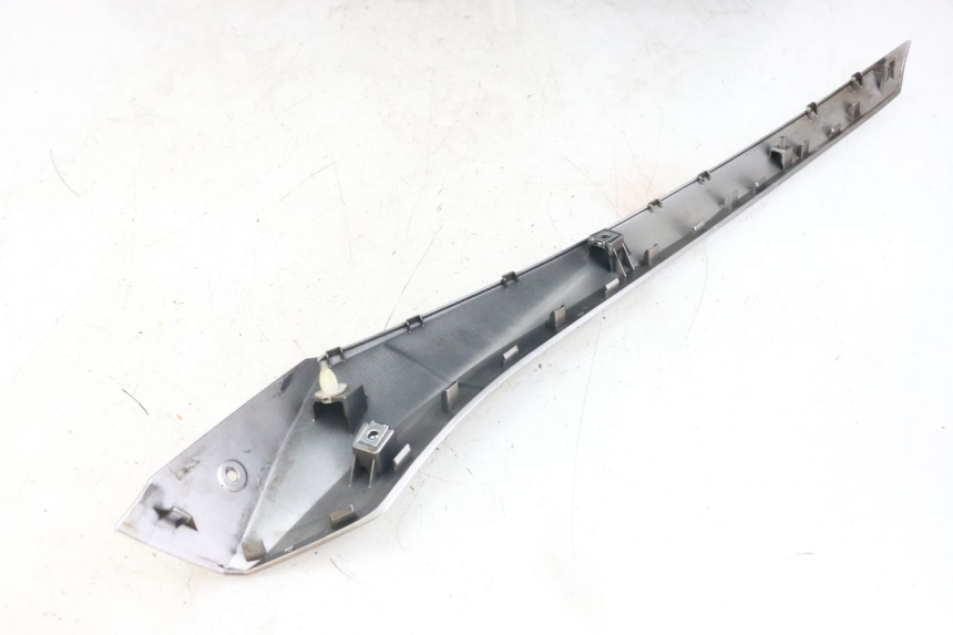 photo de RECHTER SEITENSCHWELLER YAMAHA XMAX X-MAX ABS 125 (2017 - 2020) - Detailansicht des Bauteils