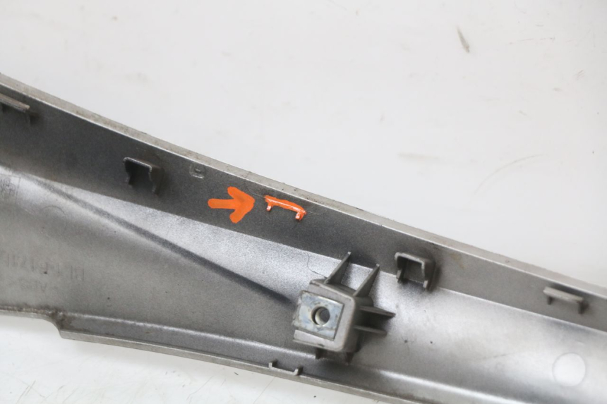 photo de LINKER UNTERE SEITENVERKLEIDUNG YAMAHA XMAX X-MAX ABS 125 (2017 - 2020) - Oberflächenzustand und Material