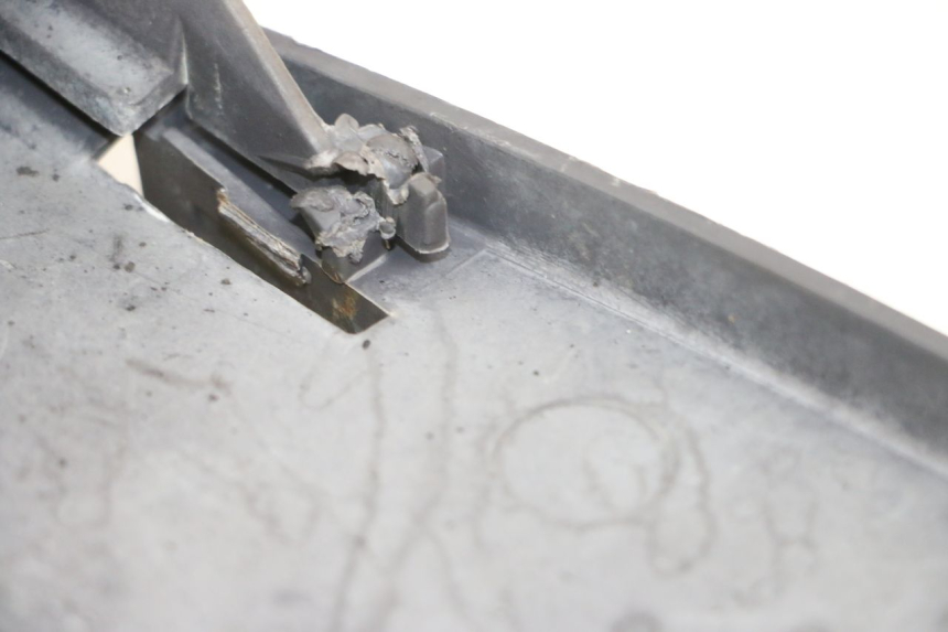 photo de SPRITZSCHUTZ PEUGEOT VIVACITY 100 (1999 - 2008) - Details der Befestigungspunkte