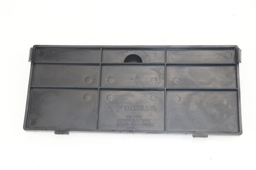 photo de BATTERIEABDECKUNG DAELIM S2 FI 125 (2008 - 2017)