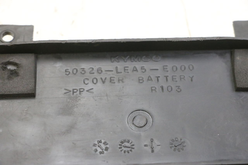 photo de BATTERIEABDECKUNG KYMCO DINK STREET 125 (2009 - 2014)