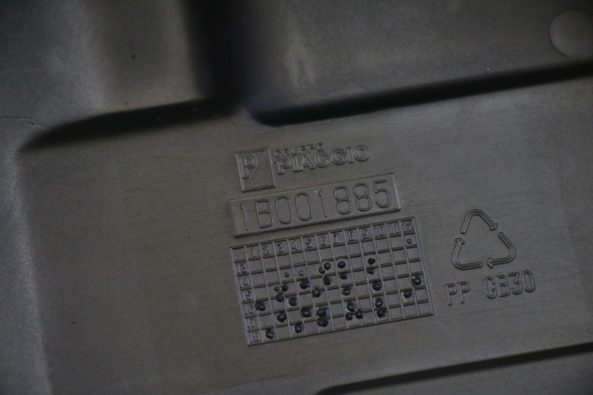 photo de BATTERIEABDECKUNG PIAGGIO MP3 HPE 350 (2018 - 2020) - Technische Nahaufnahme