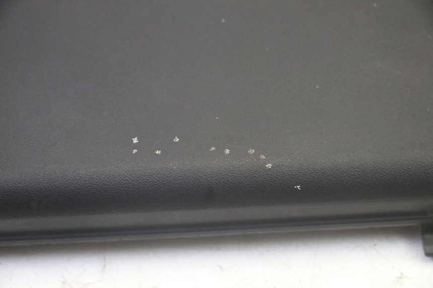 photo de BATTERIEABDECKUNG PIAGGIO XEVO - X EVO 125 (2007 - 2016) - Zoom auf Gebrauchszustand