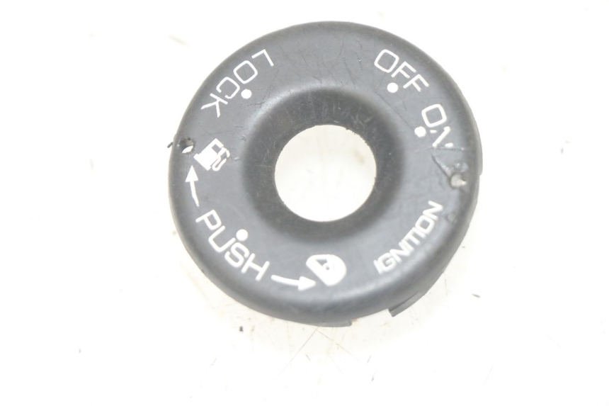 photo de ZÜNDSCHLOSSABDECKUNG PIAGGIO MP3 HPE 300 (2019 - 2026) - Detailansicht des Bauteils