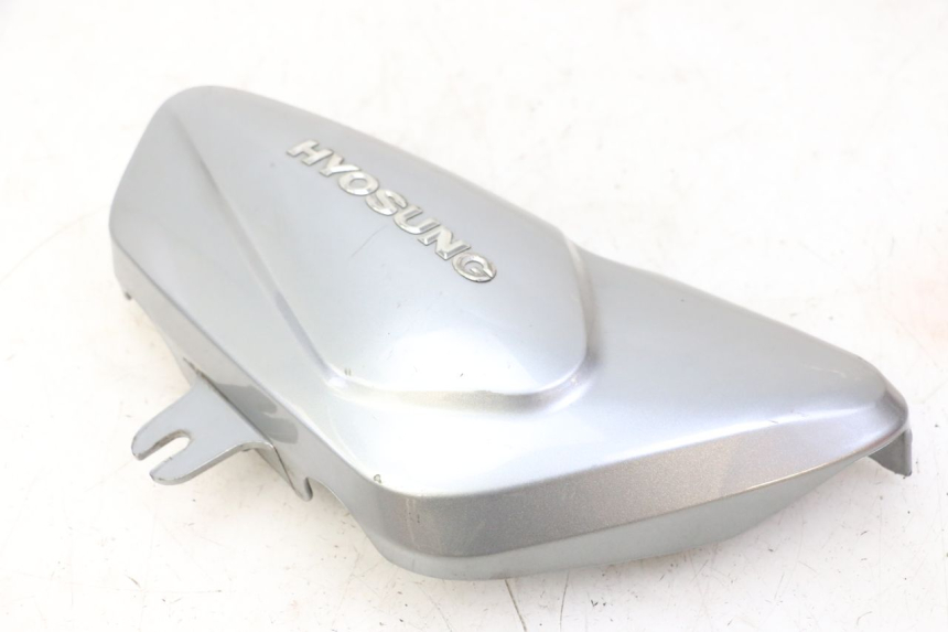 photo de VERKLEIDUNG UNTER DEM RECHTEN SITZ HYOSUNG GV AQUILA 125 (2000 - 2004)