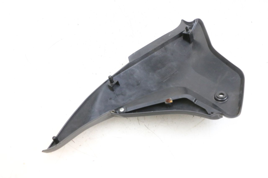 photo de UNTER SITZ VERKLEIDUNG RECHTS KSR CODE 125 (2018 - 2020) - Details der Befestigungspunkte