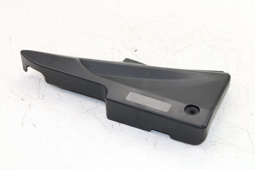 photo de UNTER SITZ VERKLEIDUNG RECHTS DAELIM VJ ROADWIN 125 (2004 - 2007)