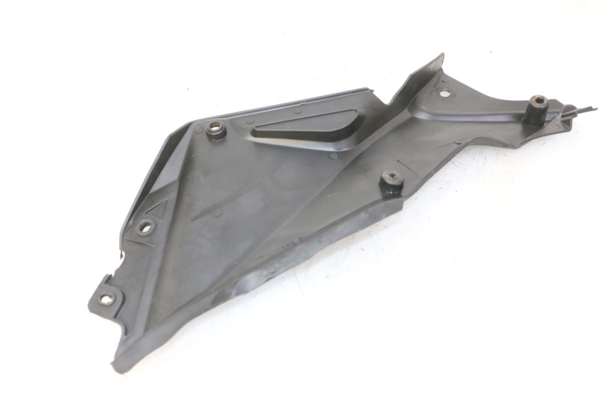 photo de UNTER SITZ VERKLEIDUNG RECHTS STAHO FH 50 (2018 - 2019)