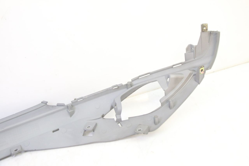 photo de RECHTER SITZBANKDECKEL SYM FIDDLE 3 III 125 (2014 - 2020) - Details der Befestigungspunkte