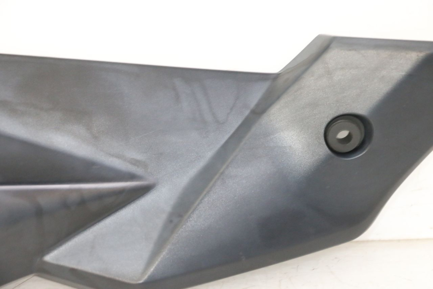 photo de UNTER SITZ VERKLEIDUNG RECHTS SUZUKI GSR 750 (2011 - 2017)