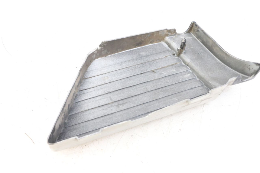 photo de UNTER SITZ VERKLEIDUNG RECHTS SUZUKI GSX E 250 (1982 - 1983)