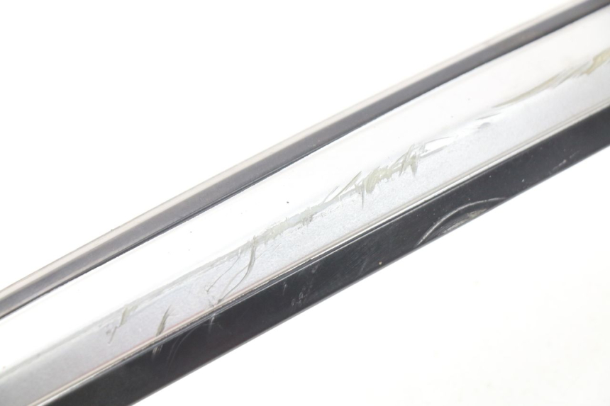 photo de UNTER SITZ VERKLEIDUNG RECHTS SYM GTS EVO 125 (2009 - 2013)