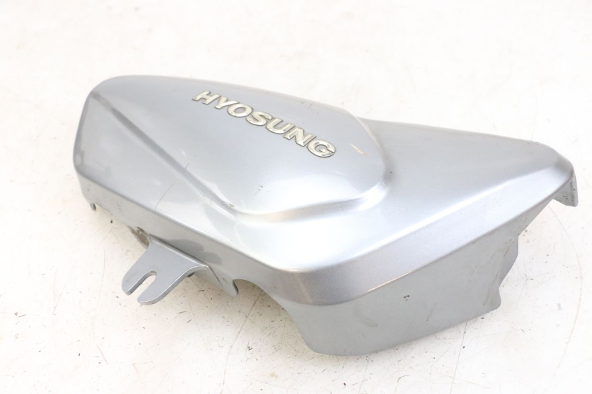 photo de VERKLEIDUNG UNTER DEM RECHTEN SITZ HYOSUNG GV AQUILA 125 (2000 - 2004)