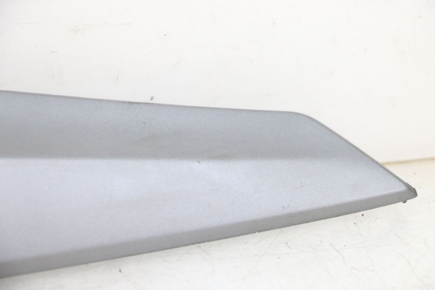photo de UNTER SITZ VERKLEIDUNG RECHTS SYM JOYMAX 125 (2010 - 2017)