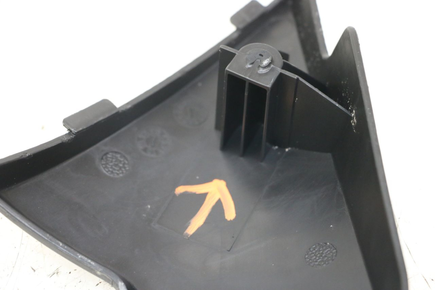 photo de UNTER SITZ VERKLEIDUNG RECHTS KYMCO K-PW K-PIPE 50 (2012 - 2017)