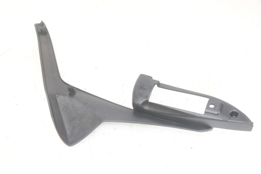 photo de UNTER SITZ VERKLEIDUNG RECHTS PIAGGIO MP3 HPE 300 (2019 - 2026) - Zoom auf Gebrauchszustand