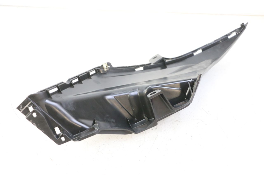 photo de UNTER SITZ VERKLEIDUNG RECHTS SYM ORBIT III 3 4T 50 (2021 - 2025) - Zoom auf Gebrauchszustand