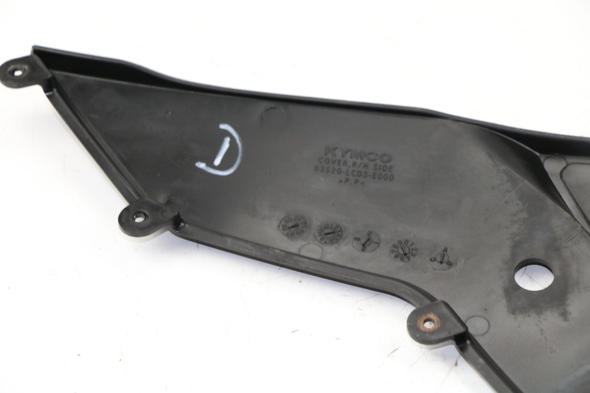 photo de UNTER SITZ VERKLEIDUNG RECHTS KYMCO PEOPLE S 125 (2000 - 2008)
