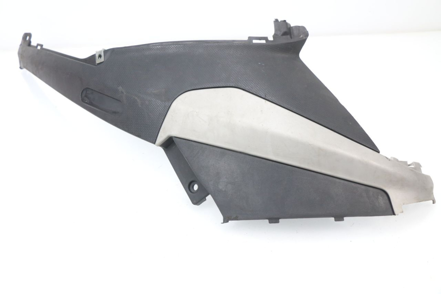 photo de UNTER SITZ VERKLEIDUNG RECHTS PIAGGIO NRG 50 (2004 - 2017)