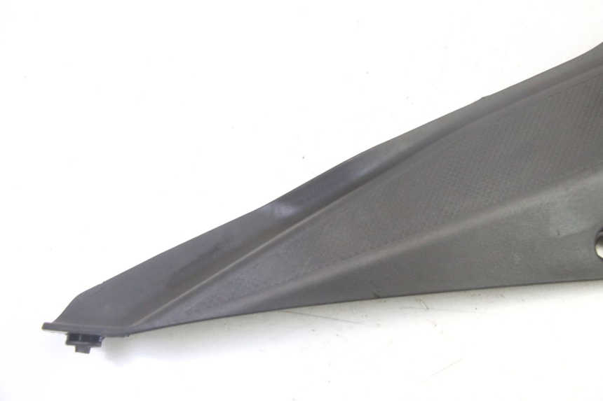 photo de UNTER SITZ VERKLEIDUNG RECHTS GILERA SMT SUPERMOTARD 50 (2009 - 2017)
