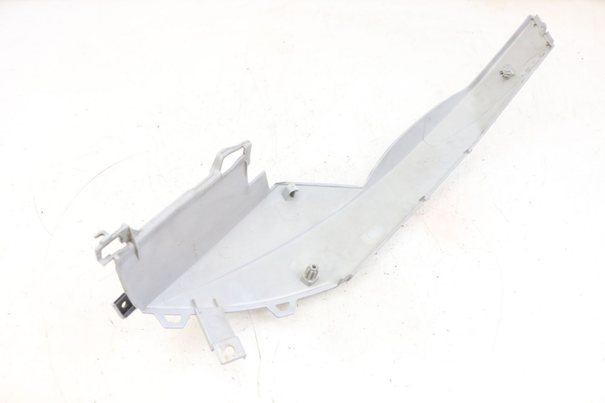 photo de UNTER SITZ VERKLEIDUNG RECHTS PEUGEOT SPEEDFIGHT 4 4T EFI 50 (2021 - 2025) - Details der Befestigungspunkte