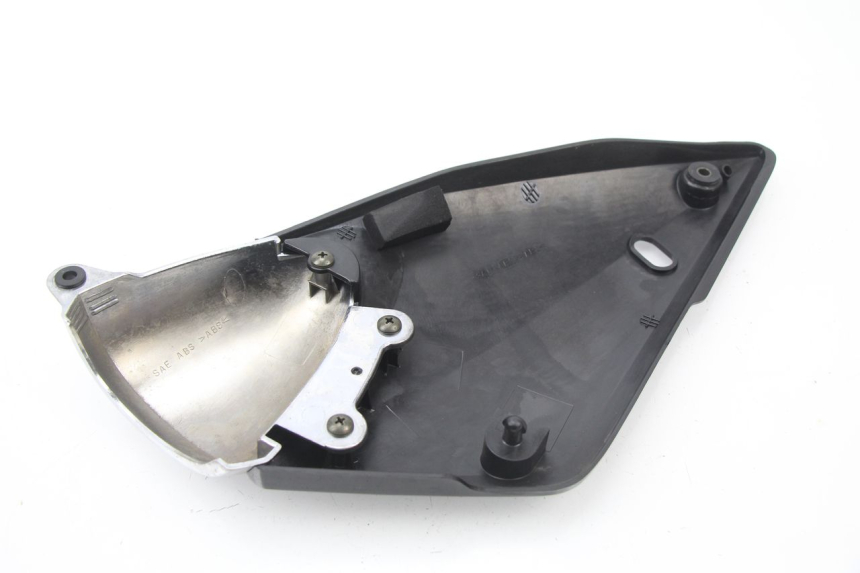 photo de UNTER SITZ VERKLEIDUNG RECHTS SUZUKI GSF N BANDIT 600 (2000 - 2004)