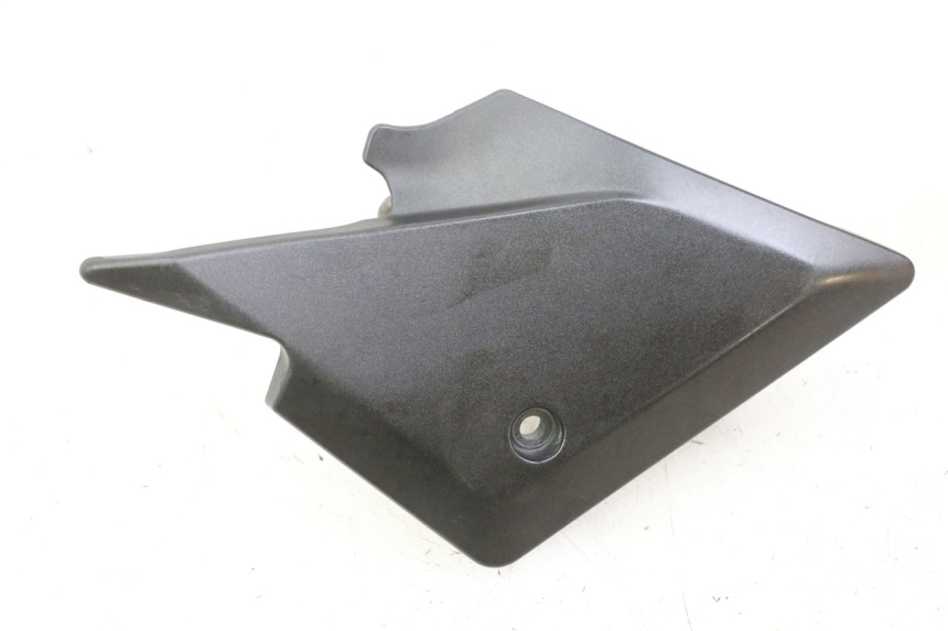 photo de UNTER SITZ VERKLEIDUNG RECHTS SUZUKI SV S 650 (2003 - 2009)