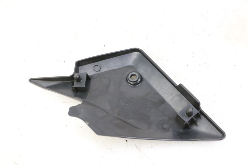 photo de UNTER SITZ VERKLEIDUNG RECHTS SUZUKI SV S 650 (2003 - 2009)