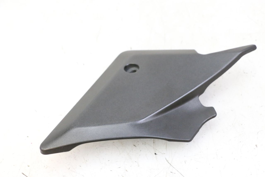 photo de UNTER SITZ VERKLEIDUNG RECHTS SUZUKI SV S 650 (2003 - 2009)