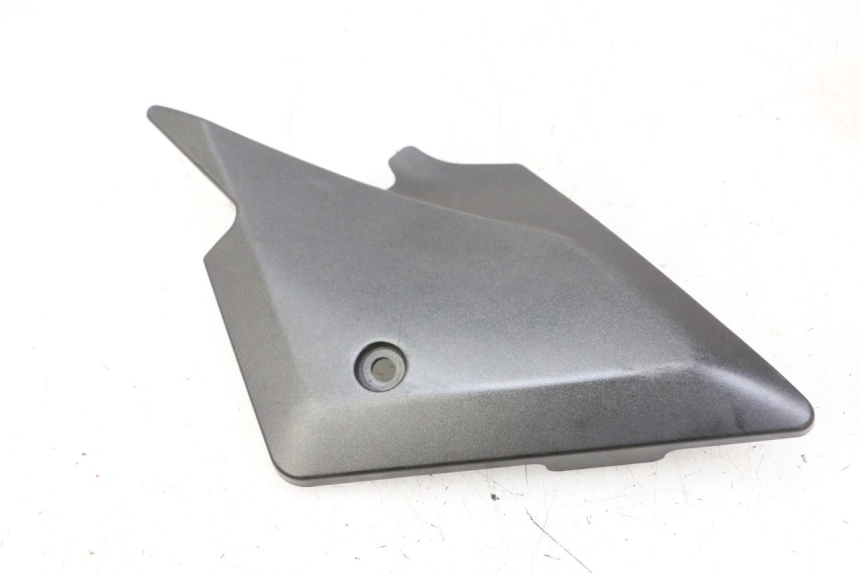 photo de UNTER SITZ VERKLEIDUNG RECHTS SUZUKI SV S 650 (2003 - 2009)