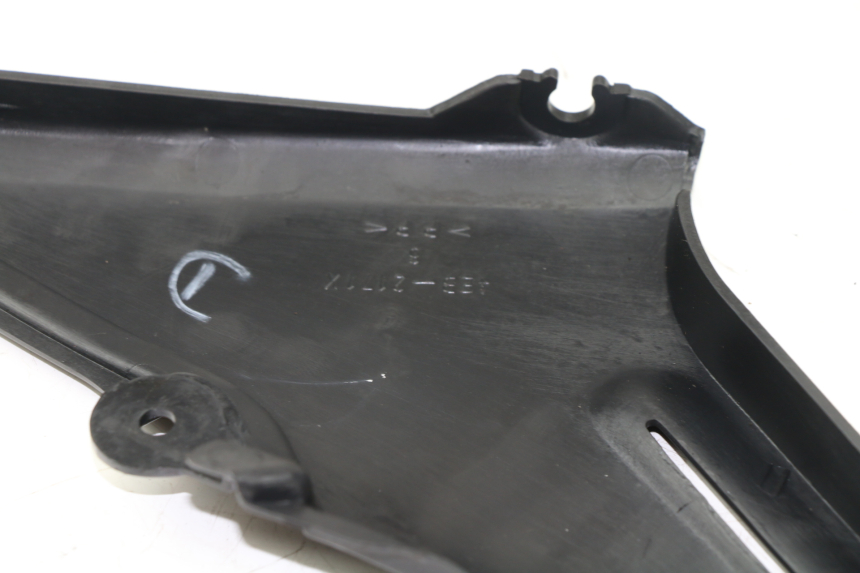 photo de UNTER SITZ VERKLEIDUNG RECHTS YAMAHA XJS DIVERSION 600 (2000 - 2003)