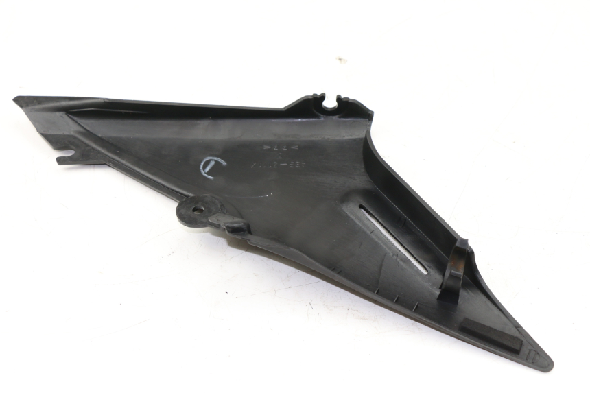 photo de UNTER SITZ VERKLEIDUNG RECHTS YAMAHA XJS DIVERSION 600 (2000 - 2003)