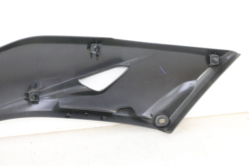 photo de UNTER SITZ VERKLEIDUNG RECHTS YAMAHA XMAX X-MAX 125 (2021 - 2025)