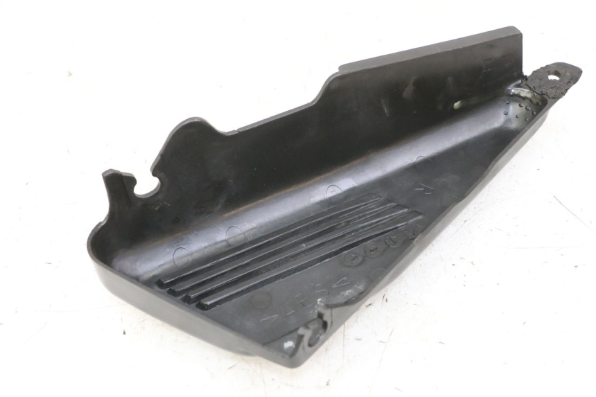 photo de UNTER SITZ VERKLEIDUNG RECHTS YAMAHA FZS FAZER 600 (2001 - 2003)