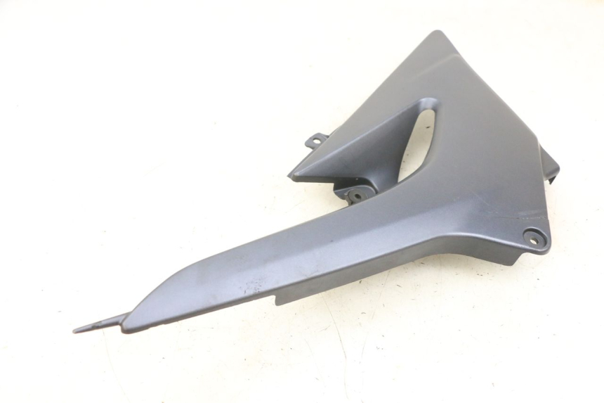 photo de UNTER SITZ VERKLEIDUNG RECHTS KAWASAKI ZR 7 750 (1999 - 2001) - Zoom auf Gebrauchszustand