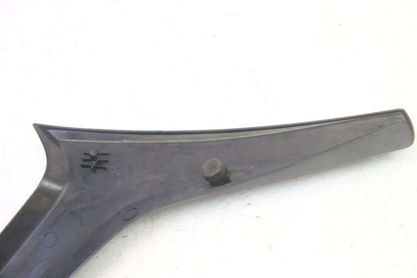 photo de UNTER SITZ VERKLEIDUNG LINKS SUZUKI DL V STROM 1000 (2002 - 2007) - Details der Befestigungspunkte
