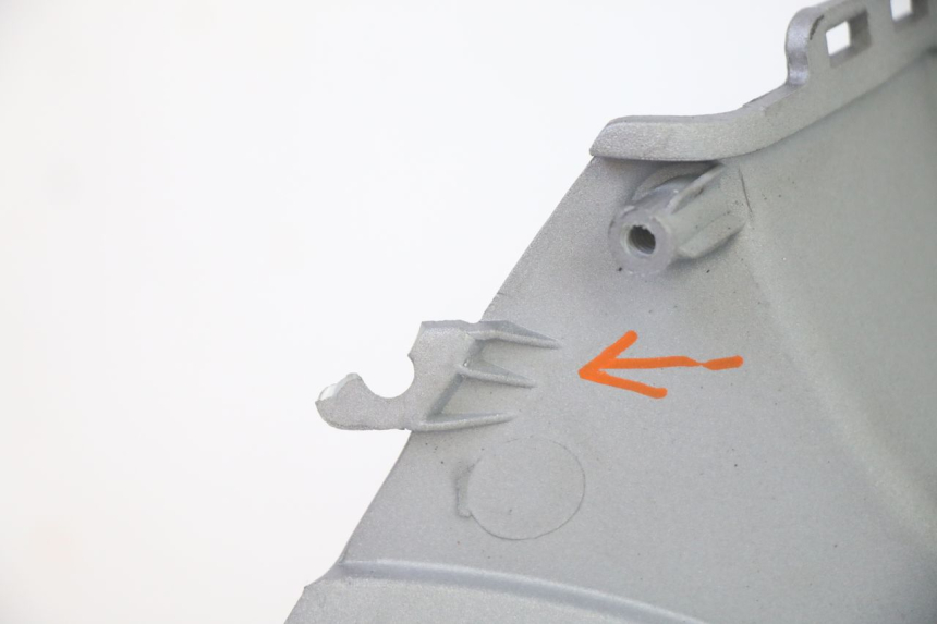 photo de LINKS UNTER DEM LINKEN SITZ SYM FIDDLE 3 III 125 (2014 - 2020) - Details der Befestigungspunkte