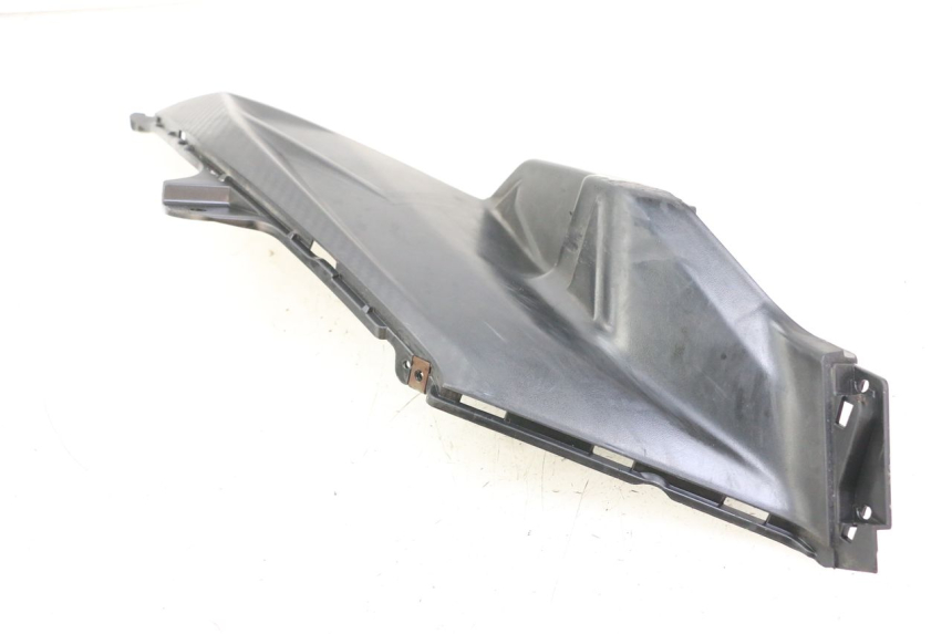 photo de UNTER SITZ VERKLEIDUNG LINKS SYM ORBIT III 3 4T 50 (2021 - 2025) - Kennzeichnungen und Originalreferenzen