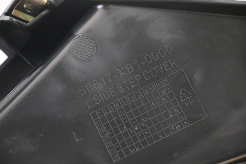 photo de UNTER SITZ VERKLEIDUNG LINKS SYM ORBIT III 3 4T 50 (2021 - 2025)