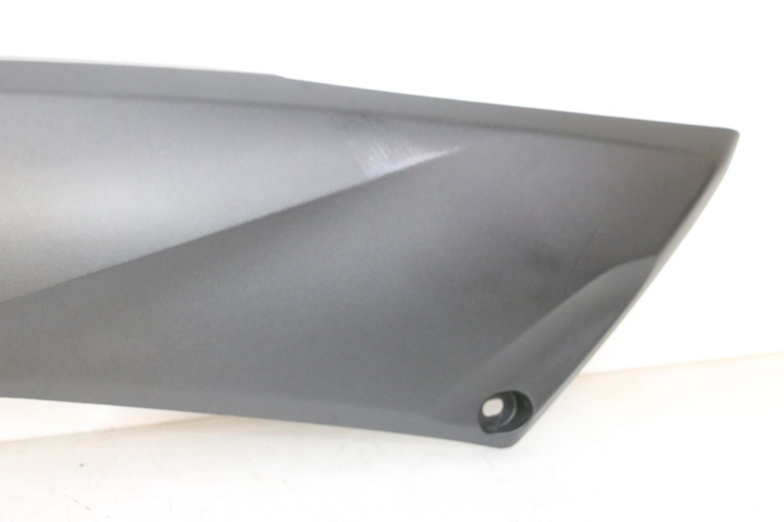 photo de UNTER SITZ VERKLEIDUNG LINKS YAMAHA XMAX X-MAX 125 (2021 - 2025)