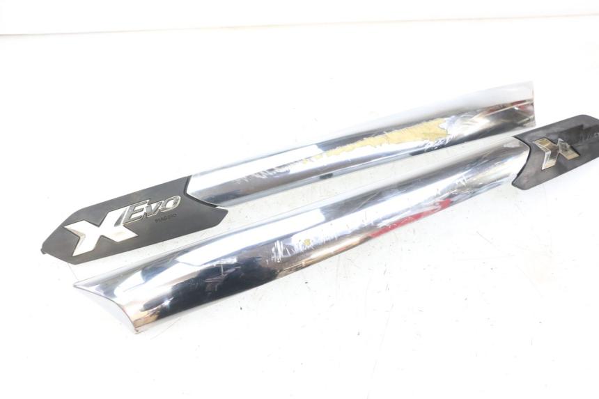 photo de UNTER SITZ VERKLEIDUNG PIAGGIO XEVO - X EVO 125 (2007 - 2016) - Kennzeichnungen und Originalreferenzen