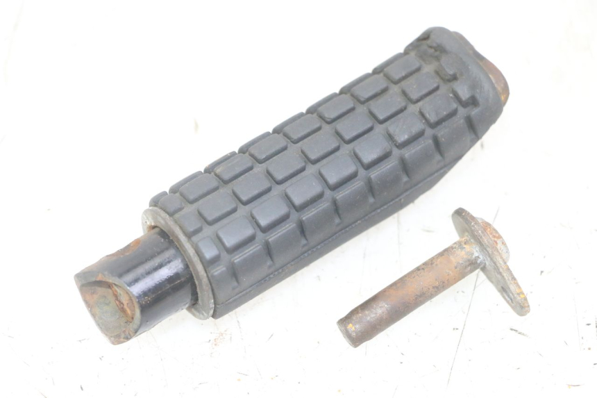 photo de FUSSRASTEN HINTEN RECHT HONDA CBF 500 (2004 - 2007)