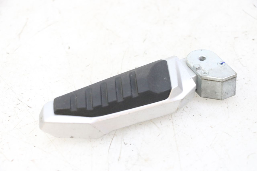photo de FUSSRASTEN HINTEN RECHT SYM JOYMAX 125 (2010 - 2017)