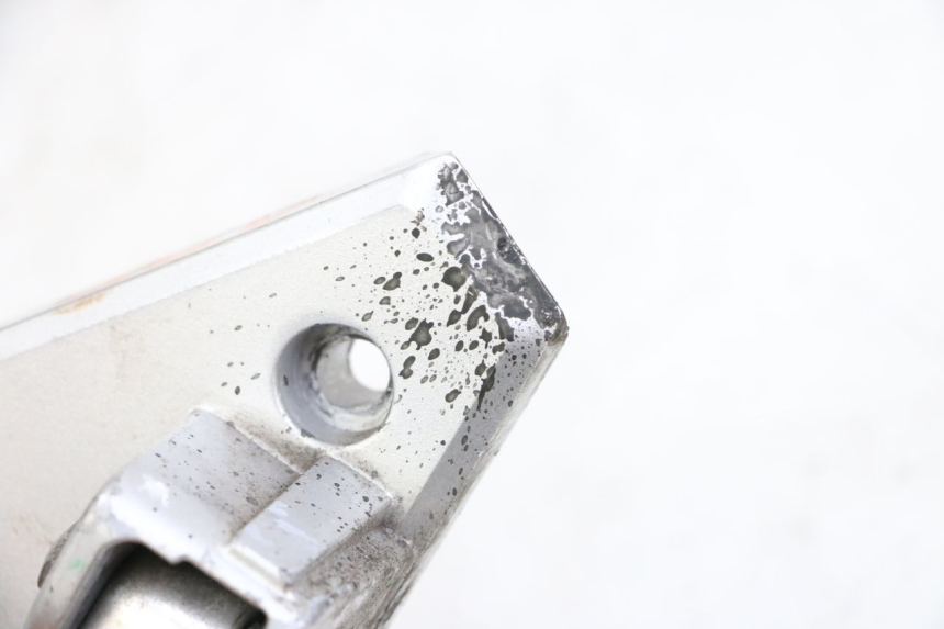 photo de FUSSRASTEN HINTEN RECHT PEUGEOT SPEEDFIGHT 4 4T EFI 50 (2021 - 2025) - Zoom auf Gebrauchszustand