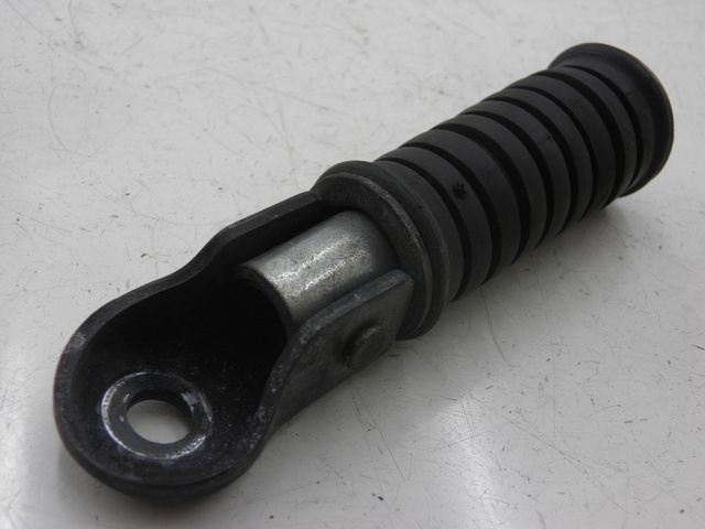 photo de FUSSRASTEN HINTEN RECHT YAMAHA SR 125 (1996 - 2003)
