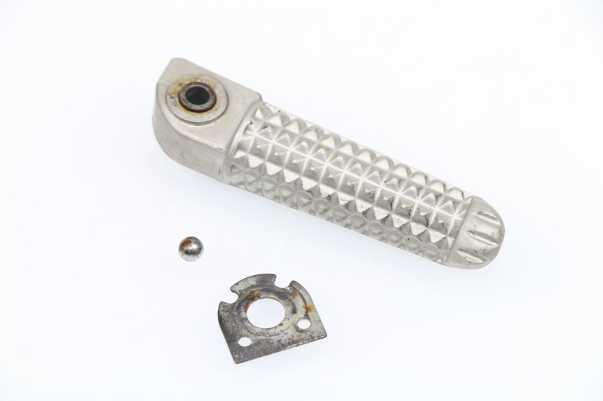 photo de FUSSRASTEN HINTEN RECHT YAMAHA YZF R1 1000 (2002 - 2003)