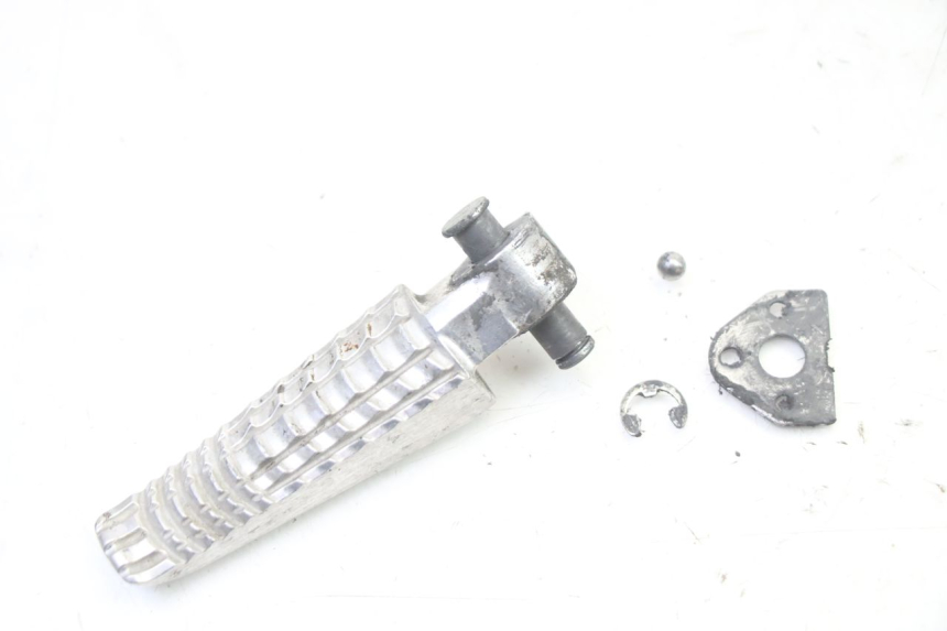 photo de FUSSRASTEN HINTEN LINKS SUZUKI GSR 750 (2011 - 2017)